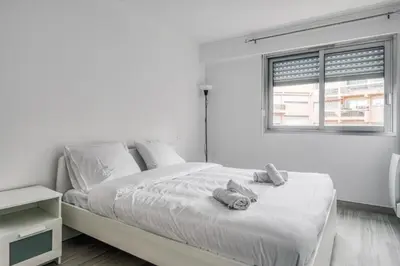 Un ou plusieurs lits dans un hébergement de l'établissement Appartement lumineux avec vue à Antibes