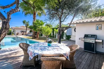 Piscine de l'établissement Villa Petit Cottage Cap d'Antibes ou située à proximité