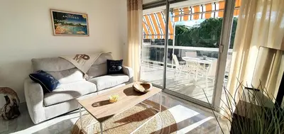 Coin salon dans l'établissement Beautiful 2-bedroom apartment with sea view in Antibes