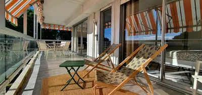 Balcon ou terrasse dans l'établissement Beautiful 2-bedroom apartment with sea view in Antibes