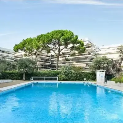 Beautiful 2-bedroom apartment with sea view in Antibes