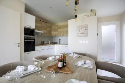 Cuisine ou kitchenette dans l'établissement Villa Lecko House avec Piscine