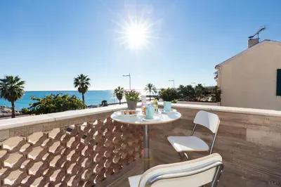 Vue générale sur la mer ou vue sur la mer prise depuis l'appartement