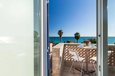 Vue générale sur la mer ou vue sur la mer prise depuis l'appartement