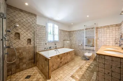 Salle de bains dans l'établissement Villa Biot - Breathtaking views and an enchanting setting