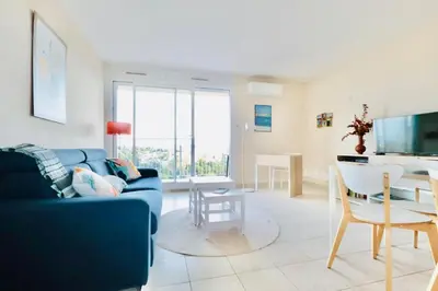 Télévision ou salle de divertissement dans l'établissement Chez Michèle - Apt 2 Prs - Sea View - Air Conditioning