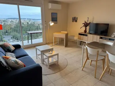 Télévision ou salle de divertissement dans l'établissement Chez Michèle - Apt 2 Prs - Sea View - Air Conditioning