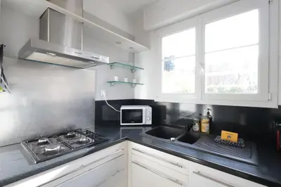 Cuisine ou kitchenette dans l'établissement Le Ben Esta - Apt 6 Prs - calme - proche mer