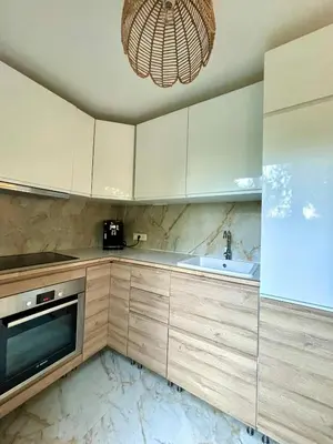 Cuisine ou kitchenette dans l'établissement Appt jardin privé 2 pièces piscine, tennis pétanque dans résidence