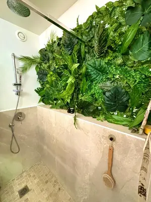 Salle de bains dans l'établissement Appt jardin privé 2 pièces piscine, tennis pétanque dans résidence