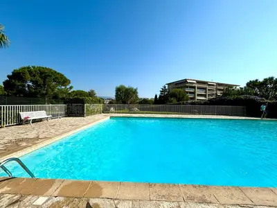 Piscine de l'établissement Appt jardin privé 2 pièces piscine, tennis pétanque dans résidence ou située à proximité