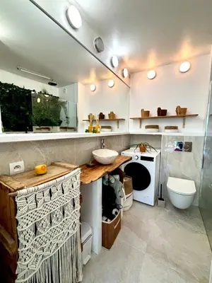 Salle de bains dans l'établissement Appt jardin privé 2 pièces piscine, tennis pétanque dans résidence
