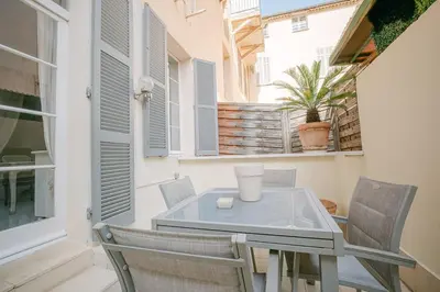 Balcon ou terrasse dans l'établissement Le Petit Palais, 100m des plages