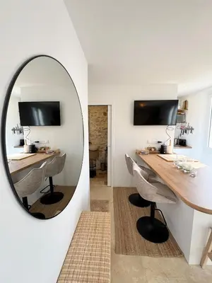 Télévision ou salle de divertissement dans l'établissement Le Cosy Revely, 2 pièces sur les remparts , climatisé