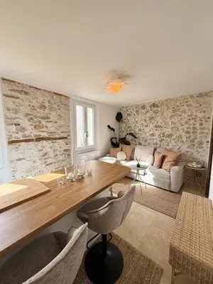Coin salon dans l'établissement Le Cosy Revely, 2 pièces sur les remparts , climatisé