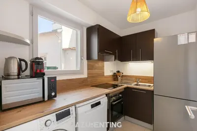 Cuisine ou kitchenette dans l'établissement Azurenting - T3 Cœur d'Antibes - Clim - Parking