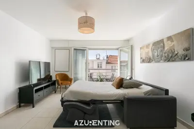 Télévision ou salle de divertissement dans l'établissement Azurenting - T3 Cœur d'Antibes - Clim - Parking
