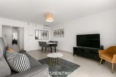 Télévision ou salle de divertissement dans l'établissement Azurenting - T3 Cœur d'Antibes - Clim - Parking