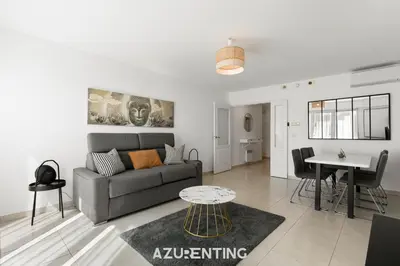 Coin salon dans l'établissement Azurenting - T3 Cœur d'Antibes - Clim - Parking