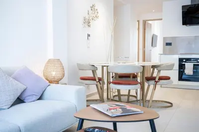 Télévision ou salle de divertissement dans l'établissement Two bedrooms with view over the sea
