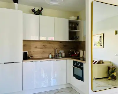 Cuisine ou kitchenette dans l'établissement Sunny Riviera Apartment - Walk to Beach - Terrace - Antibes