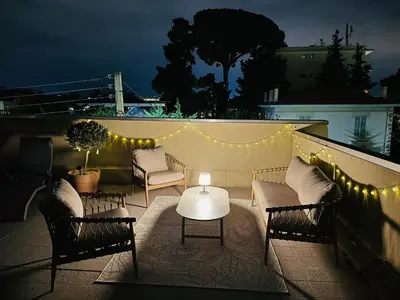 Coin salon dans l'établissement Sunny Riviera Apartment - Walk to Beach - Terrace - Antibes