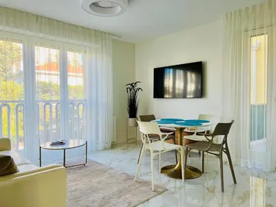 Télévision ou salle de divertissement dans l'établissement Sunny Riviera Apartment - Walk to Beach - Terrace - Antibes