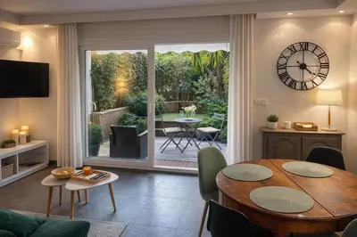 Coin salon dans l'établissement Le jardin du Palm Beach - domaine de standing