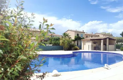 Piscine de l'établissement Family home in Antibes 4 bedrooms ou située à proximité