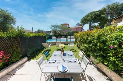 Piscine de l'établissement Two bedroom Cap d' Antibes ou située à proximité