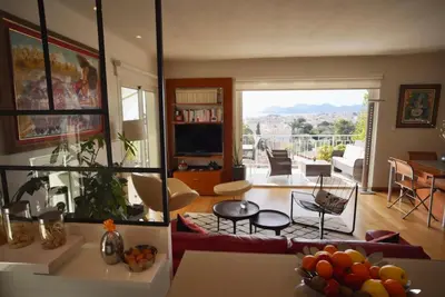 Télévision ou salle de divertissement dans l'établissement Appartement chic à Cannes, avec terrasse et cheminée, 83 m²