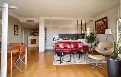 Cuisine ou kitchenette dans l'établissement Appartement chic à Cannes, avec terrasse et cheminée, 83 m²
