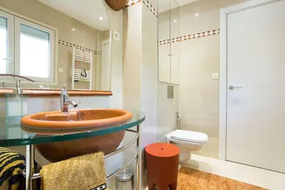 Salle de bains dans l'établissement Appartement chic à Cannes, avec terrasse et cheminée, 83 m²