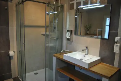 Salle de bains dans l'établissement Le Calme au Centre Ville à 10 minutes à pied de la Croisette et des plages