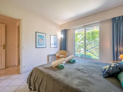 Un ou plusieurs lits dans un hébergement de l'établissement Apartment Eden Cap by Interhome