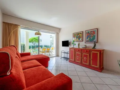 Télévision ou salle de divertissement dans l'établissement Apartment Eden Cap by Interhome