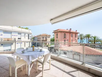 Balcon ou terrasse dans l'établissement Apartment Les allées du Cap-2 by Interhome