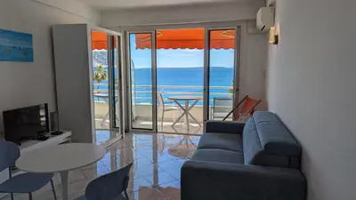 Vue générale sur la mer ou vue sur la mer prise depuis l'appartement