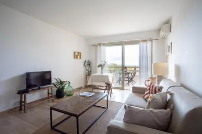 Télévision ou salle de divertissement dans l'établissement Vue mer, terrasse et parking privé