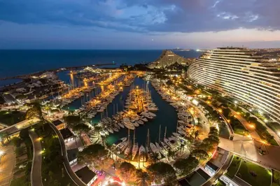 Vue générale sur Villeneuve-Loubet ou vue de la ville depuis l'hôtel