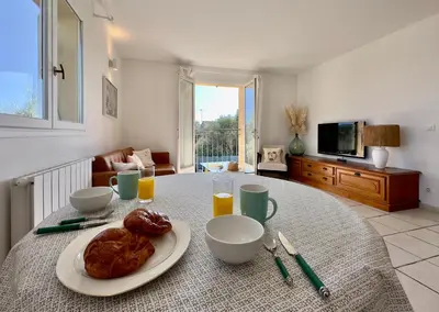 Télévision ou salle de divertissement dans l'établissement Villa Marinette