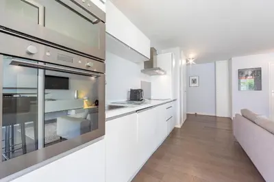 Cuisine ou kitchenette dans l'établissement Moderne appartement 2 chambres1 salle de bain terrasse calmeaperçu mer