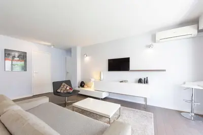 Télévision ou salle de divertissement dans l'établissement Moderne appartement 2 chambres1 salle de bain terrasse calmeaperçu mer