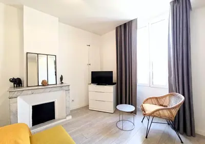 Télévision ou salle de divertissement dans l'établissement Lovely and Modern 1 Bedroom City Centre Cannes
