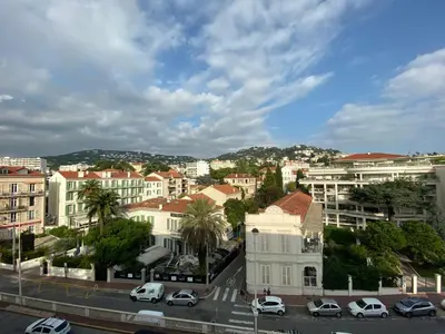 Vue générale sur Cannes ou vue de la ville depuis l'appart'hôtel