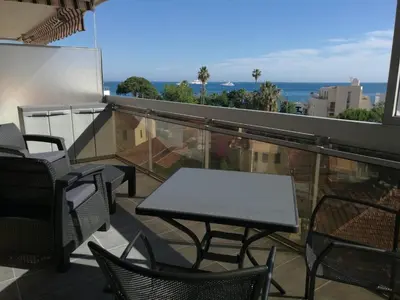 Vue générale sur la mer ou vue sur la mer prise depuis l'appartement