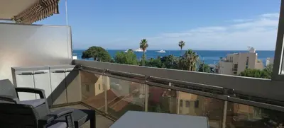 Vue générale sur la mer ou vue sur la mer prise depuis l'appartement