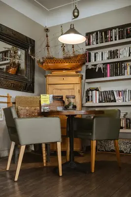 Bibliothèque dans l'hôtel