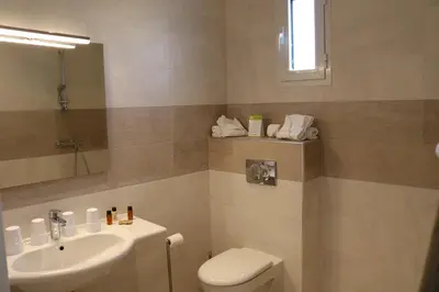 Salle de bains dans l'établissement Hôtel du Bord de Mer 