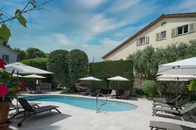 Piscine de l'établissement Hotel Mas Djoliba ou située à proximité